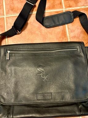 Kenneth Cole Reaction Laptop Computer Case/Bag with Sox Logo Embossed
